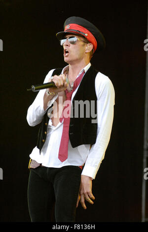 Derbyshire, UK. 8. Juni 2007. Datei-PIX: Scott Weiland von Velvet Revolver fotografiert Live auf der Bühne auf dem Download Festival 2007 - Tag eins in Donington Park, Derbyshire, UK 8. Juni 2007 Credit: Ben Rektor/Alamy Live-Nachrichten Stockfoto