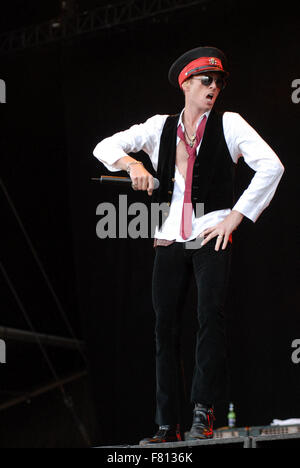 Derbyshire, UK. 8. Juni 2007. Datei-PIX: Scott Weiland von Velvet Revolver fotografiert Live auf der Bühne auf dem Download Festival 2007 - Tag eins in Donington Park, Derbyshire, UK 8. Juni 2007 Credit: Ben Rektor/Alamy Live-Nachrichten Stockfoto