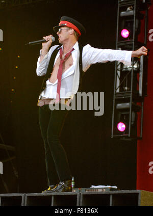 Derbyshire, UK. 8. Juni 2007. Datei-PIX: Scott Weiland von Velvet Revolver fotografiert Live auf der Bühne auf dem Download Festival 2007 - Tag eins in Donington Park, Derbyshire, UK 8. Juni 2007 Credit: Ben Rektor/Alamy Live-Nachrichten Stockfoto