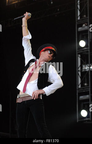 Derbyshire, UK. 8. Juni 2007. Datei-PIX: Scott Weiland von Velvet Revolver fotografiert Live auf der Bühne auf dem Download Festival 2007 - Tag eins in Donington Park, Derbyshire, UK 8. Juni 2007 Credit: Ben Rektor/Alamy Live-Nachrichten Stockfoto