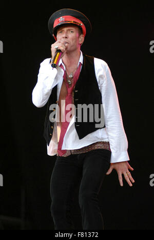 Derbyshire, UK. 8. Juni 2007. Datei-PIX: Scott Weiland von Velvet Revolver fotografiert Live auf der Bühne auf dem Download Festival 2007 - Tag eins in Donington Park, Derbyshire, UK 8. Juni 2007 Credit: Ben Rektor/Alamy Live-Nachrichten Stockfoto