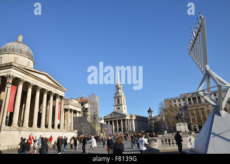 Trafalgar Square, London, UK. 4. Dezember 2015. Die Menora ist auf dem Trafalgar Square zu Chanukka feiern installiert. © Matthew C Stockfoto