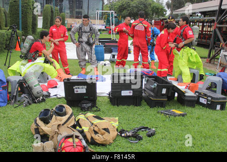 Lima, Peru. 3. Dezember 2015. Mitglieder der General Corp der Freiwilligen Feuerwehr in einer Inspektion und Antwort Bohrmaschine auf Dichtheit von chemischen Stoffen im Rahmen des 4. internationalen Emergency Congress teilnehmen: erste Reaktion, in der Stadt Lima, Peru, am 3. Dezember 2015. Bildnachweis: Luis Camacho/Xinhua/Alamy Live-Nachrichten Stockfoto