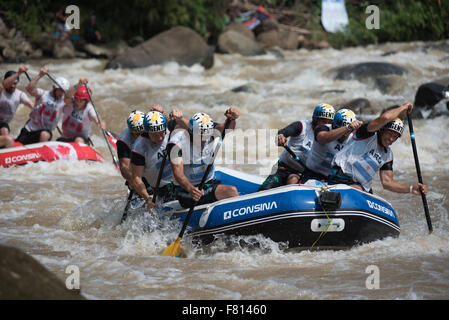 Citarik River, West-Java, Indonesien. 4. Dezember 2015.  Open, Männer-Teams aus Argentinien und Kanada konkurrieren in Kopf an Kopf Sprint-Kategorie auf Rafting-WM im Citarik River, West-Java, Indonesien. Brasilien gewann die Goldmedaille in dieser Kategorie, gefolgt von Neuseeland und Argentinien. Bildnachweis: Reynold Sumayku/Alamy Live-Nachrichten Stockfoto