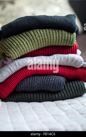 Warme Winter-Pullover aufgestapelt. Nahaufnahme Stockfoto