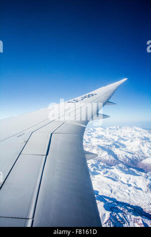 Anden (Cordillera de Los Andes) aus einem Flugzeugfenster, in der Nähe von Santiago de Chile betrachtet. Stockfoto