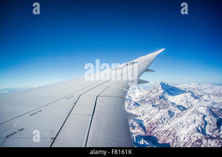 Anden (Cordillera de Los Andes) aus einem Flugzeugfenster, in der Nähe von Santiago de Chile betrachtet. Stockfoto