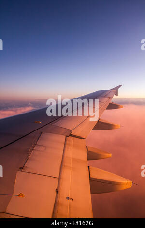 Blick aus einem Flugzeugfenster, irgendwo in der Nähe von Santiago de Chile. Stockfoto