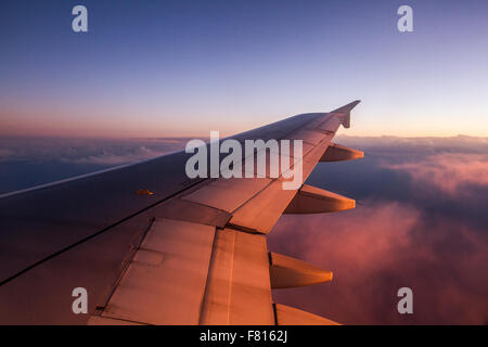 Blick aus einem Flugzeugfenster, irgendwo in der Nähe von Santiago de Chile. Stockfoto