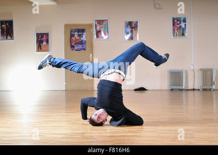 junger Mann darstellende Break-Dance im Tanzstudio Stockfoto