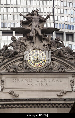 Der Gott Merkur steht hoch oben auf der Grand Central Terminal in New York City. Stockfoto