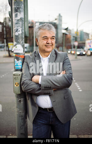 Berlin, Deutschland. 3. Dezember 2015. Bundesvorsitzender der türkischen Gemeinde in Deutschland (TGD), Goekay Sofuoglu, lehnt sich an eine Ampel an einer Kreuzung in Berlin, Deutschland, 3. Dezember 2015. Foto: Gregor Fischer/Dpa/Alamy Live News Stockfoto