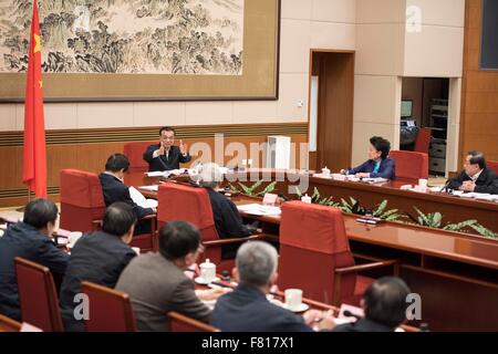 Peking, China. 3. Dezember 2015. Der chinesische Ministerpräsident Li Keqiang leitet eine Versammlung der Spitzengruppe des Landes für Bildung, Wissenschaft und Technologie in Peking, Hauptstadt von China, 3. Dezember 2015. Bildnachweis: Li Xueren/Xinhua/Alamy Live-Nachrichten Stockfoto