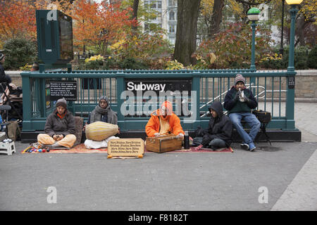 Hari Krishna-Anhänger Musik vor dem u-Bahn-Eingang am Union Square in New York City. Stockfoto