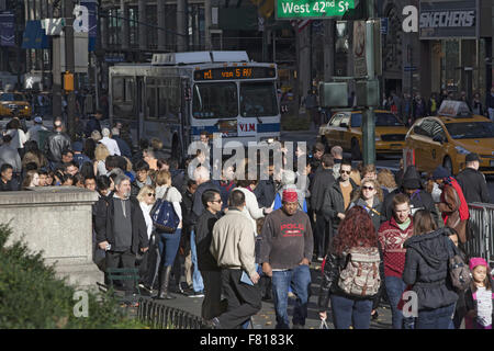 Massen von Touristen und Shopper überqueren 42nd Str. Ecke 5th Ave am schwarzen Freitag der offiziellen start der Weihnachtseinkäufe Saison NYC Stockfoto