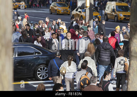 Massen von Touristen und Shopper überqueren 42nd Str. Ecke 5th Ave am schwarzen Freitag der offiziellen start der Weihnachtseinkäufe Saison NYC Stockfoto