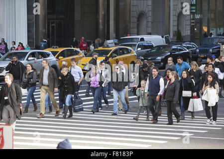 Massen von Touristen und Shopper überqueren 42nd Str. Ecke 5th Ave am schwarzen Freitag der offiziellen start der Weihnachtseinkäufe Saison NYC Stockfoto