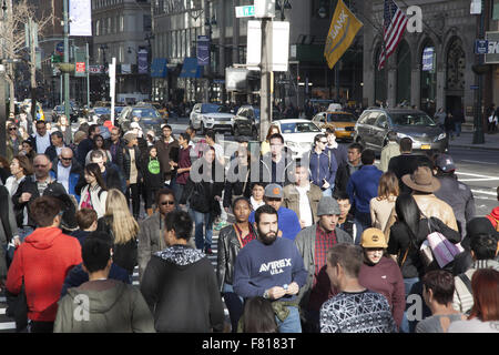 Massen von Touristen und Shopper überqueren 42nd Str. Ecke 5th Ave am schwarzen Freitag der offiziellen start der Weihnachtseinkäufe Saison NYC Stockfoto