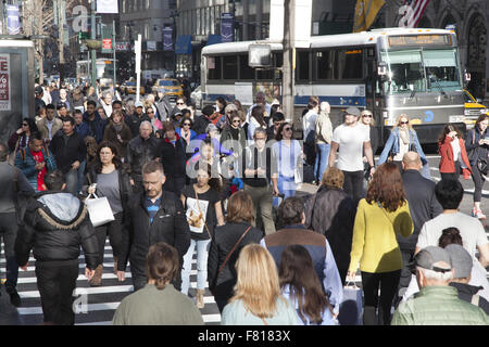 Massen von Touristen und Shopper überqueren 42nd Str. Ecke 5th Ave am schwarzen Freitag der offiziellen start der Weihnachtseinkäufe Saison NYC Stockfoto