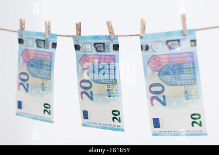 Überarbeitete zwanzig Euro Note 2015 in einem thread Stockfoto