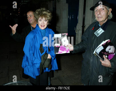 Amanda Barrie kauft Bug Problem von Obdachlosen Verkäufer, London 2002 (Kredit Bild © Jack Ludlam) Stockfoto