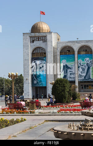 Bischkek, Kirgistan - 27 SEPTEMBER: Menschen herumlaufen Brunnen an das Land wichtigsten quadratische Ala-Too am 27. September 2015 Stockfoto