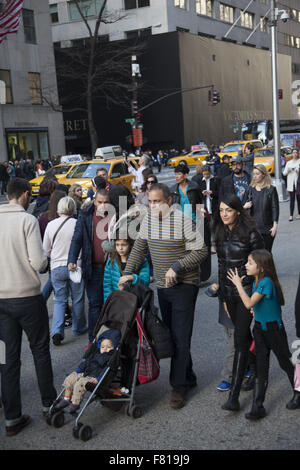 Am schwarzen sind Freitag die geschäftigsten shopping-Tag die Straße Massen enorme auf der 5th Avenue in der Nähe von Rockefeller Center in New York City. Stockfoto