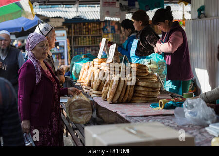 Bischkek, Kirgistan - 27. September 2015: Frau asiatischen Stil Brot im lokalen Markt verkauft. Stockfoto