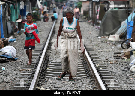 Medan, Nord-Sumatra, Indonesien. 4. Dezember 2015. Indonesische Frauen stehen auf verfolgt die Eisenbahn, wie sie in einem Slum in Medan, Nord-Sumatra, Indonesien, 4. Dezember 2015 weiterleben. Die indonesische Regierung versucht, sie aus der Armut der armen Bevölkerung erreicht 28,59 Millionen Menschen oder 11, 22 Prozent zu drücken. 860.000 Menschen im Vergleich zu September 2014 Bericht, nämlich 27,73 Millionen oder 10.96 Prozent erhöht. Laut dem neuesten Bericht des indonesischen zentrale Statistiken Agentur (BPS). Bildnachweis: Ivan Damanik/Alamy Live-Nachrichten Stockfoto