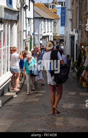 St. Ives, Cornwall, UK: Schmale Einkaufsstraße in St Ives Cornwall Stockfoto