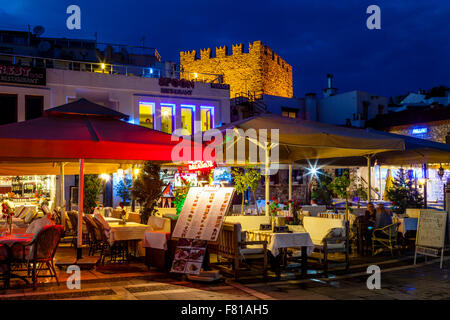 Touristen, die Essen in Cafés & Restaurants im türkischen Ferienort Marmaris, Provinz Mugla, Türkei Stockfoto