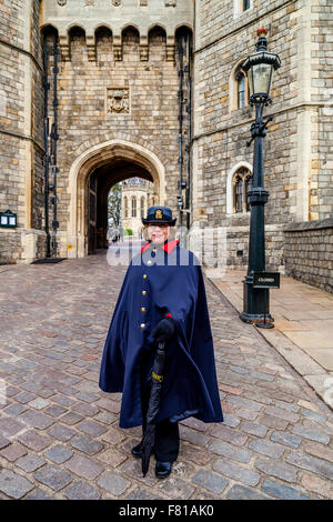 Ein Wächter auf Schloss Windsor, Windsor, Berkshire, Großbritannien Stockfoto