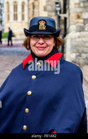 Ein Wächter auf Schloss Windsor, Windsor, Berkshire, Großbritannien Stockfoto