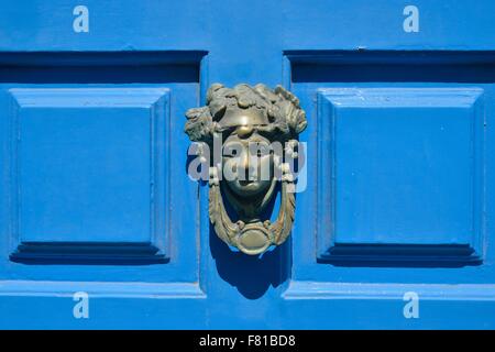 Kopf geformt Türklopfer an einer blauen Tür, Mykonos-Stadt oder Chora, Mykonos, Kykladen, Griechenland Stockfoto
