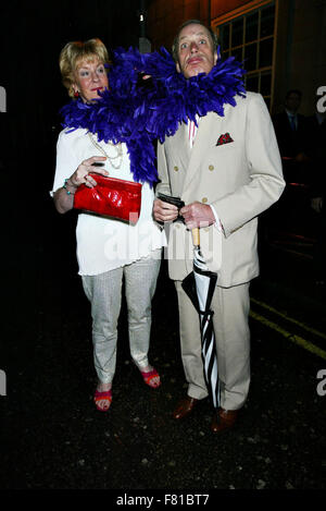 Neil und Christine Hamilton weiß 8. Juli 2002 an eine Partei China London (Kredit Bild © Jack Ludlam) Stockfoto