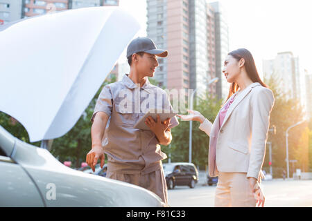 Auto-Mechaniker und Auto-Besitzer Stockfoto