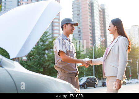 Auto-Mechaniker und Auto-Besitzer Stockfoto