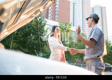 Auto-Mechaniker und Auto-Besitzer Stockfoto