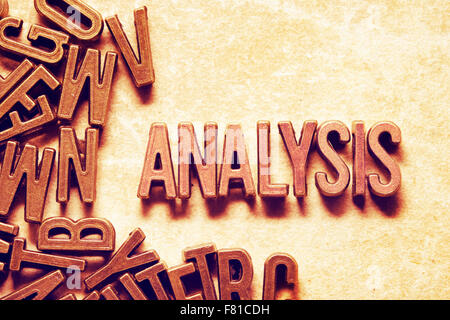 Analyse-Wort, das aus metallischen Buchstaben auf Grunge Hintergrund Stockfoto