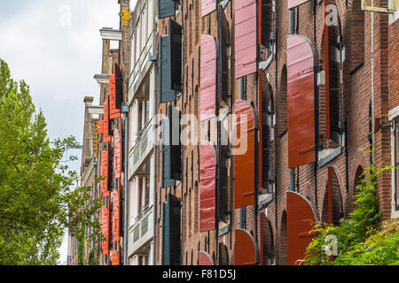 Holz-Fenster Jalousien an typischen Amsterdamer Häuser Stockfoto