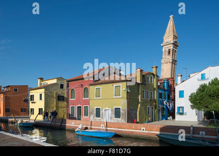 Bunte Häuser in Burano, Fondamenta del Pizzo, Rio De La Giudecca, schiefe Turm von San Martino Kirche, Burano, Venedig, Veneto Stockfoto