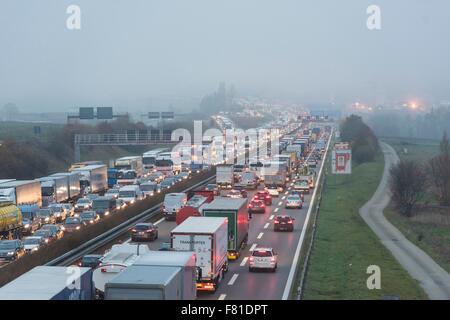 Stau auf der A8 im Nebel, in der Nähe von Stuttgart, Baden-Württemberg, Deutschland Stockfoto