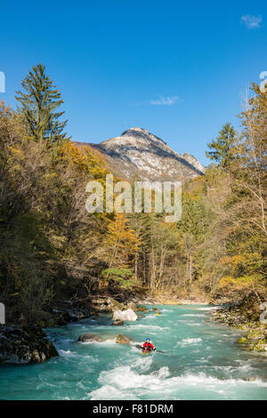 Kajakfahrer am Fluss Soča in Herbst, Soča-Tal, Nationalpark Triglav, Slowenien Stockfoto