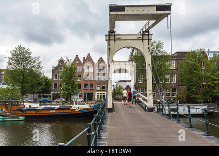 Brücke über typische Kanal in Amsterdam Vorort Stockfoto