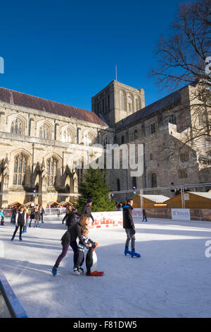 Winchester Cathedral und der Eisbahn, Weihnachten Stockfoto