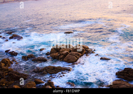 Herzförmige Felsen im Meer mit Abendlicht, Galicien, Spanien Stockfoto