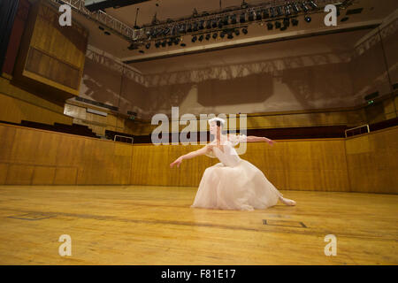 Croydon, London, Vereinigtes Königreich, 3. Dezember 2015. Yuliya Yashina aus dem klassischen Ballett Sankt Petersburg Proben in Fairfield Halls, Croydon vor Weihnachten und Neujahr Aufführungen während der ersten UK-Tour. Bildnachweis: Ian Stratton / Alamy Live News Stockfoto