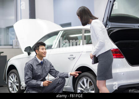 Kfz-Mechaniker im Gespräch mit Kfz-Halter Stockfoto