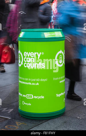 Liverpool, Merseyside, Großbritannien, 4. Dezember 2015. Coca Cola Truck visits Merseyside mit jedem Können zählt die Förderung. Die Partnerschaft zwischen Kohlensäure trinken können Hersteller und die Recyclingindustrie, zielt darauf ab, Menschen zu ermutigen, zu recyceln mehr, ob es bei der Arbeit, in der Schule, bei einem Event oder Festival. Aluminium und Stahl - die verwendeten Materialien Getränkedosen zu machen - sind unbegrenzt wiederverwertbar. Dies bedeutet, dass Sie nach unten und endlos wiederverwendet mit absolut kein Verlust von Qualität, was ist bekannt als 'loop' Recycling geschlossen geschmolzen werden kann. Stockfoto