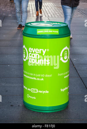 Liverpool, Merseyside, England 4. Dezember 2015.  Coca Cola Truck besucht Merseyside mit jeder kann zählt Förderung. Die Partnerschaft zwischen Getränk können Hersteller und die recycling-Industrie, zielt darauf ab, Menschen ermutigen, mehr seien es bei der Arbeit, am College, bei einer Veranstaltung oder Festival zu recyceln. Aluminium und Stahl – die Materialien verwendet, um Getränke Dosen – sind unendlich wiederverwertbar. Dies bedeutet sie eingeschmolzen und endlos mit absolut ohne Verlust der Qualität, in, was als "closed Loop" recycling bekannt wiederverwendet werden können. Bildnachweis: MarPhotographics/Alamy Live-Nachrichten Stockfoto